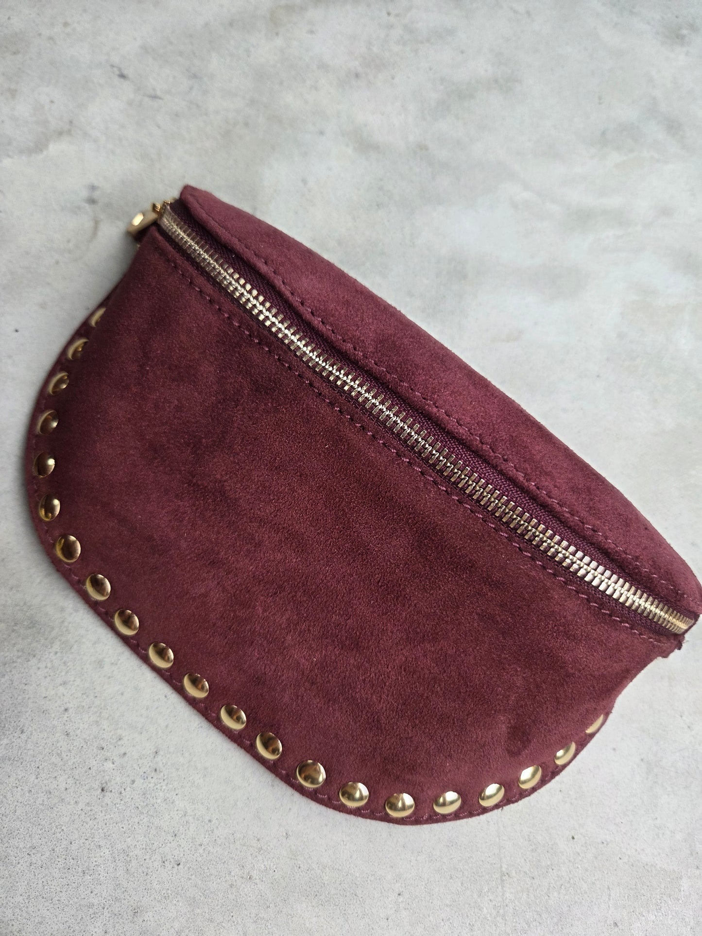 Bordeaux Suède Look Crossbody Tasje met Gouden Studs