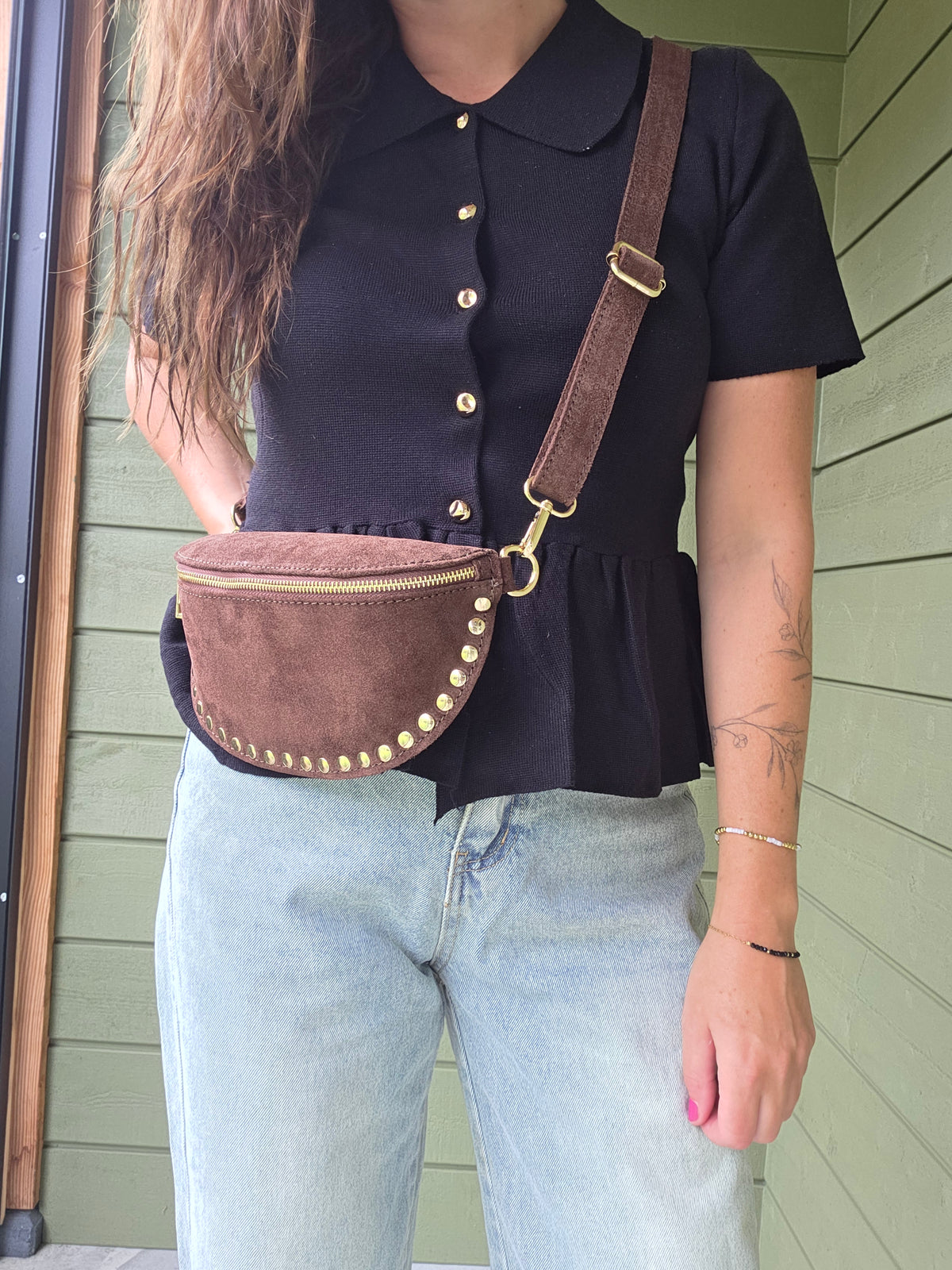 Donker Bruin Suède Look Crossbody Tasje met Gouden Studs