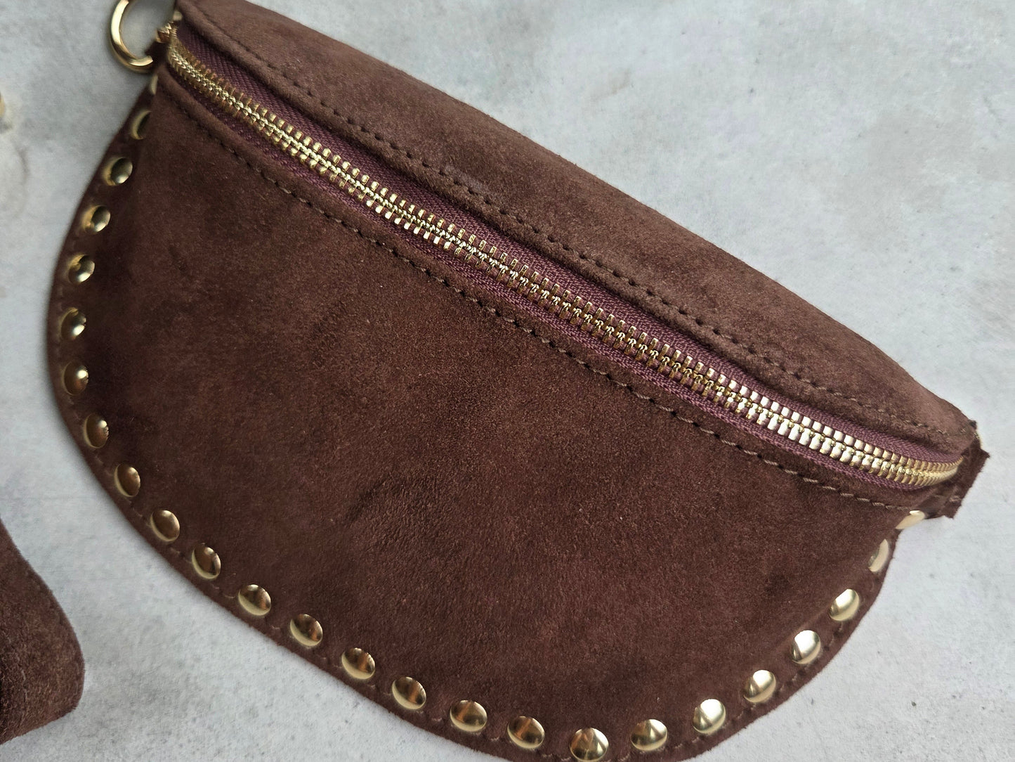 Donker Bruin Suède Look Crossbody Tasje met Gouden Studs