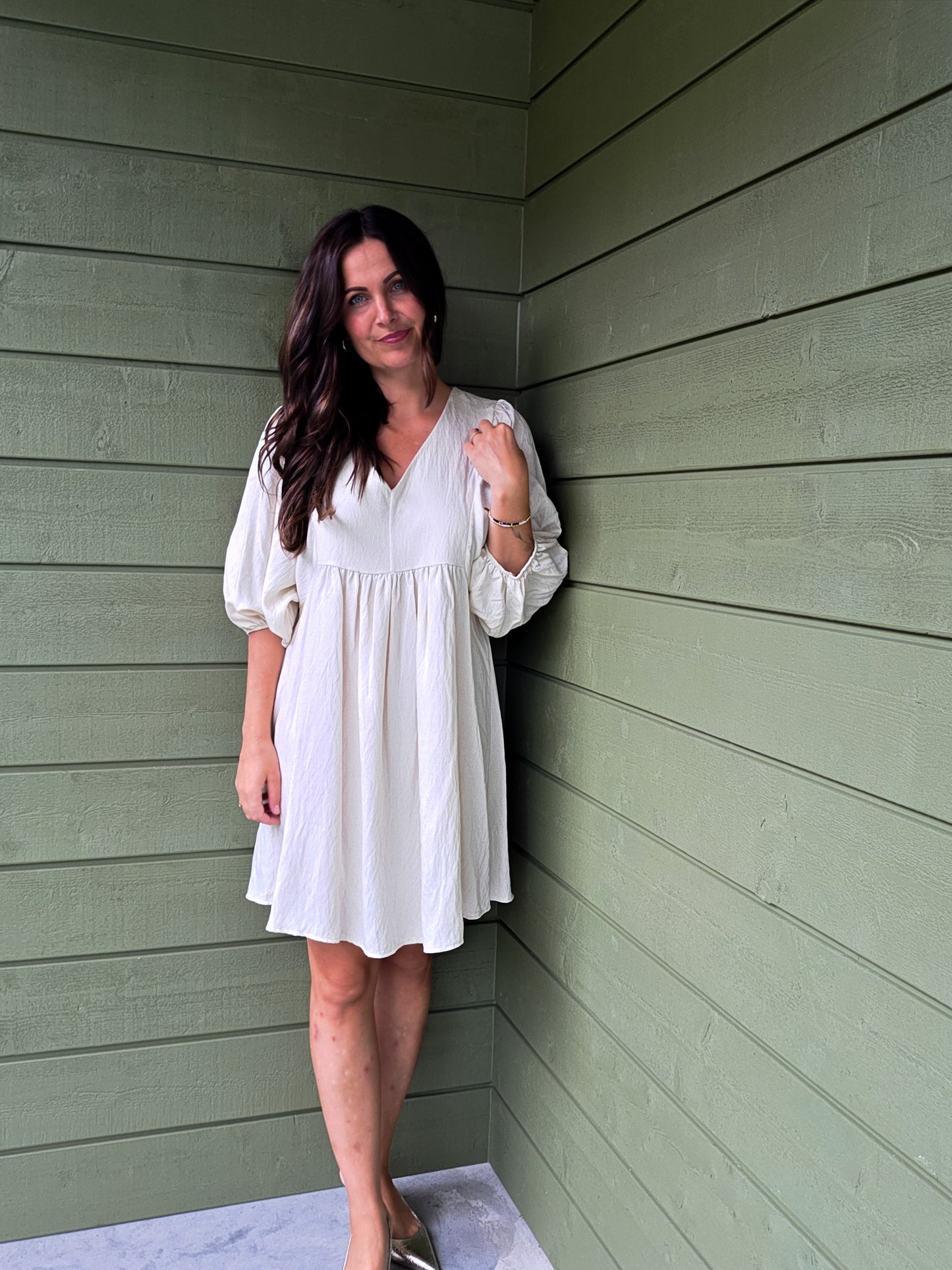 Beige Dress Met Pofmouwen