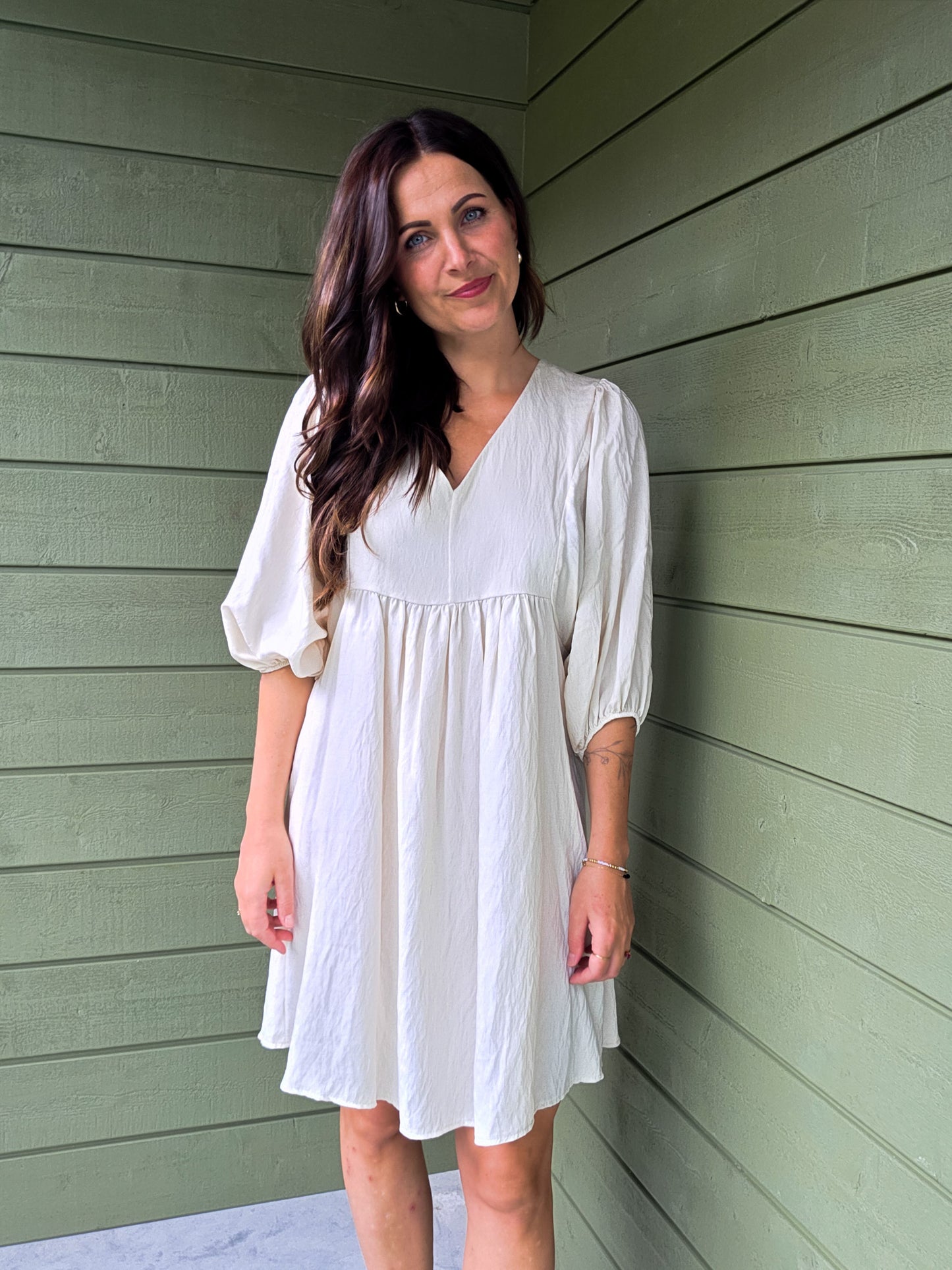Beige Dress Met Pofmouwen