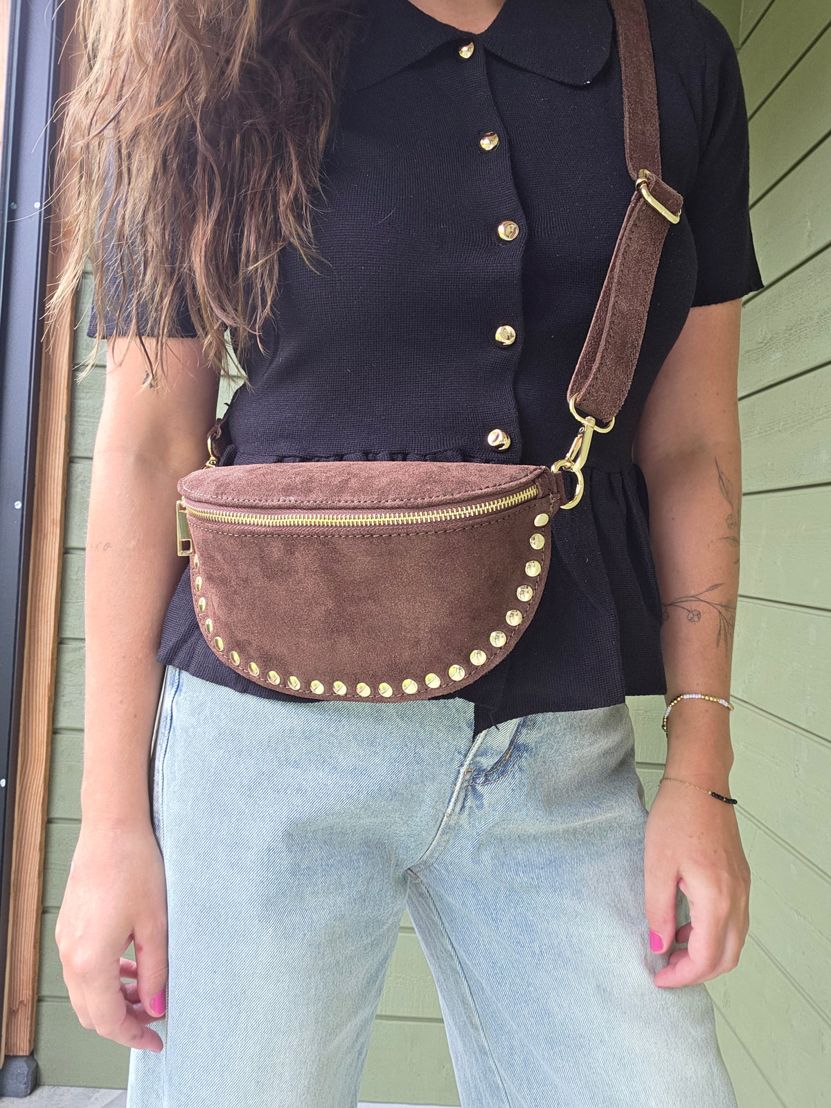Donker Bruin Suède Look Crossbody Tasje met Gouden Studs