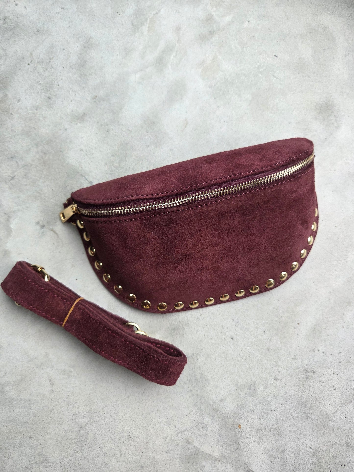 Bordeaux Suède Look Crossbody Tasje met Gouden Studs