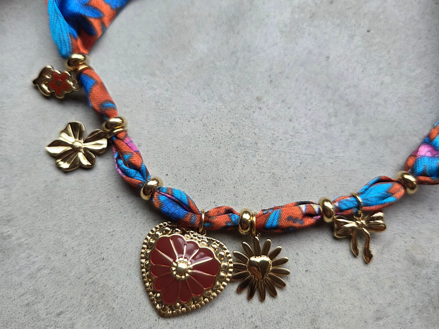 Bloemen Sjaalketting met Goudkleurige Bedels